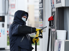 Почему вновь поднимают цены на бензин? Разбираемся, к чему это приведет