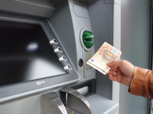 Российские банки перестали принимать доллары и евро через банкоматы 