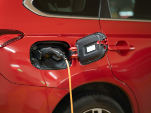 «Идея ставить зарядки для электромобилей на АЗС может привести к многомиллионным тратам»