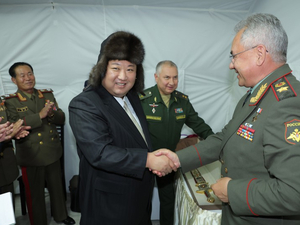 Сергей Шойгу подарил лидеру Северной Кореи оружие из Златоуста. Фото