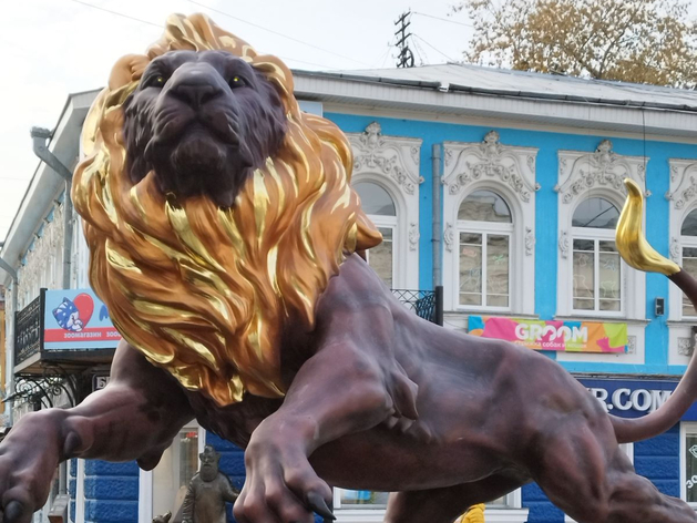 Екатеринбуржцы потребовали убрать с улицы Вайнера гигантского льва от «Сима-ленда» 