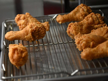 «Крыльев нет». Сети фастфуда KFC и Rostic’s пожаловались на дефицит куриного мяса 