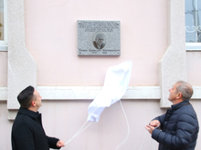 В центре Тюмени открыли мемориальную доску в честь экс-ректора ТюмГУ