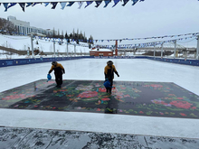 Тюменской махровый ковер вморозили в лед одного из городских катков