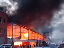 В центре Челябинска вспыхнул крупный торговый комплекс