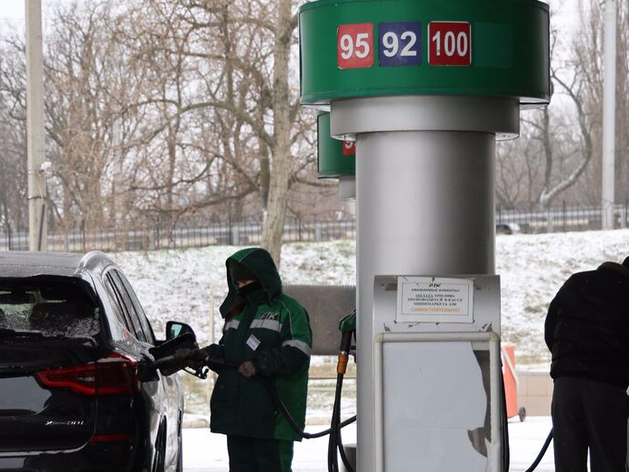 Из-за аварии на ЛУКОЙЛ оптовые цены на бензин растут на 12%. Власти взяли АЗС на контроль