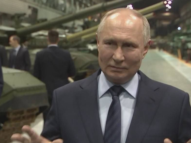 На Уралвагонзаводе Владимиру Путину показали новые танки