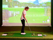 «Это не игра, это спорт»: в центре Челябинска заработал реалистичный симулятор гольфа