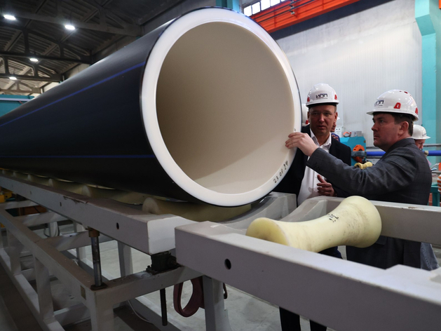 Управляющий «ИнПластПолимер» Андрей Лялин (слева) и первый замгубернатора Алексей Шмыков (справа)