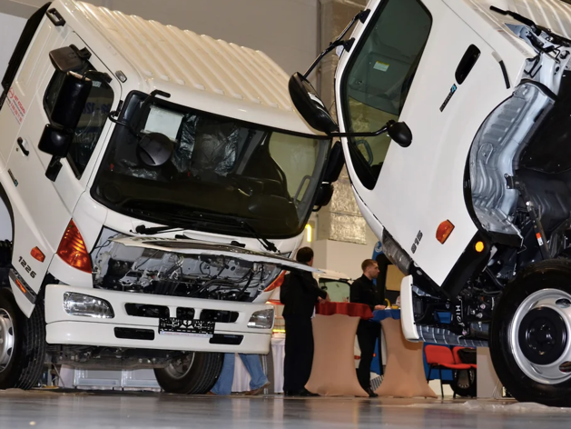 Дорогие автомобили, запчасти, лизинг. Грузоперевозчики отказываются от парков фур

