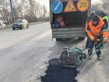 В Челябинске начали ямочный ремонт 