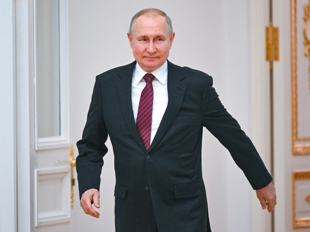 Владимир Путин становится президентом на ближайшие шесть лет. Теперь официально