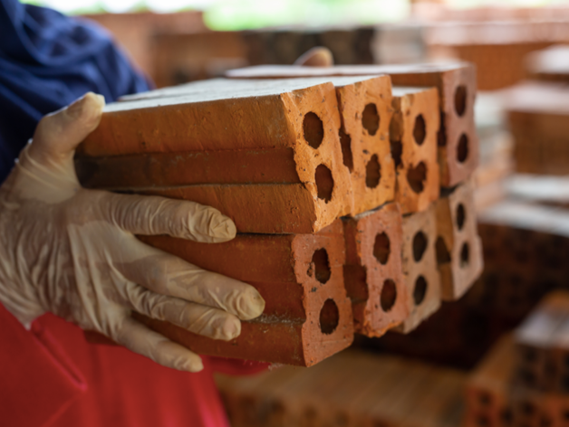 Крупнейший производитель кирпича продал все свои заводы в России

