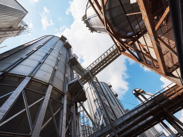 Производство бензина в России резко упало, розничные цены выросли