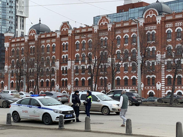 Водители-мигранты создали ажиотаж в ГИБДД Екатеринбурга, хотя на замену прав им дали год