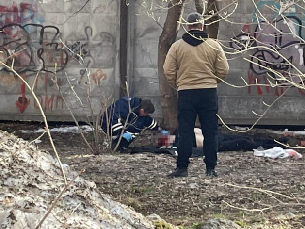 В переулке рядом с УрГЭУ в Екатеринбурге нашли тело мужчины. Это известный застройщик