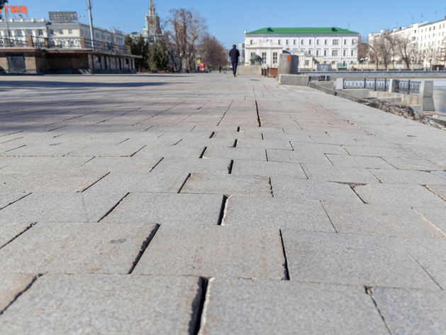 Замглавы Екатеринбурга и Гильдия строителей Урала поспорили из-за плитки на Плотинке