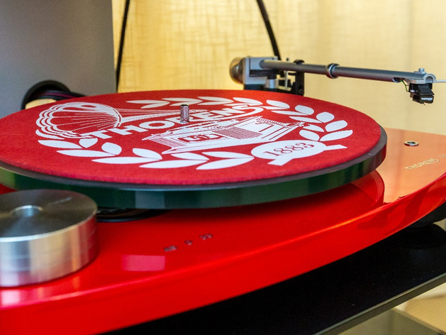 Музыкальные пластинки появились больше 100 лет назад и их все еще покупают. Кто и почему? Музыкальные пластинки появились больше 100 лет назад и их все еще покупают. Кто и почему?