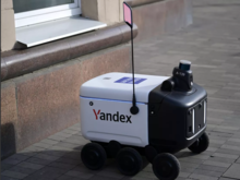 «Вкалывают роботы, а не человек». Заменит ли «Яндекс» живых курьеров на механических?