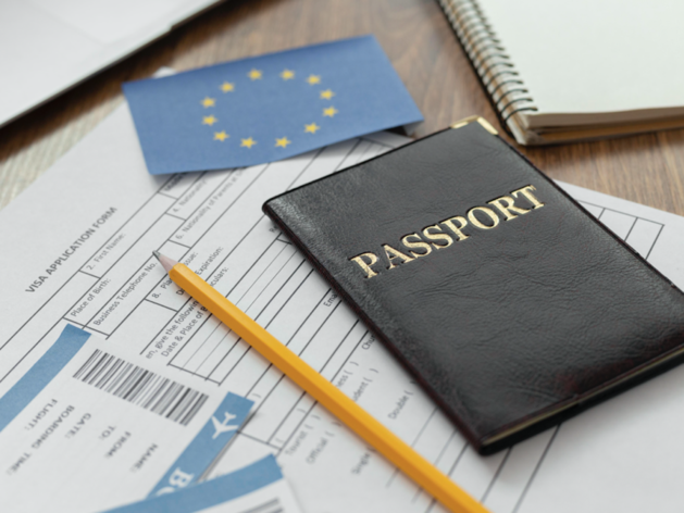 Стоимость шенгенской визы для россиян вырастет на 12%. Кто лидер по одобрению?

