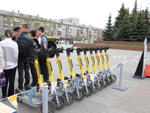 Из-за школьного праздника в Тюмени ограничат скорость электросамокатов