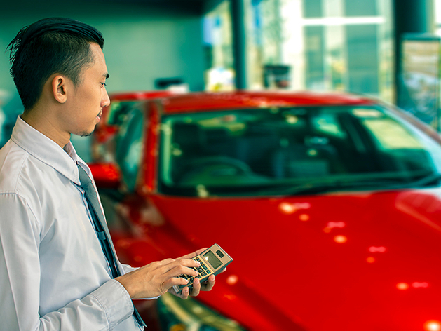 «Черных лебедей никто не отменял». Россияне рекордно закупаются новыми автомобилями

