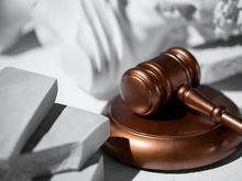 В Челябинске экс-налоговому инспектору вынесли приговор за получение взятки 