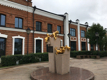 Золотых кошек в сквере на улице Первомайской предлагают убрать с дороги