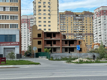 Спор между властями Тюмени и РЖД о судьбе недостроя завершен. Его снесли