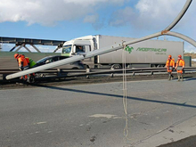 На выезде из Тюмени в районе строящейся развязки рухнули фонарные столбы