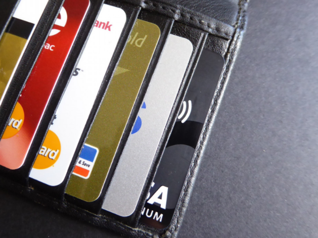 Банки не рискуют. Объем выдачи кредиток в Свердловской области упал на 53%

