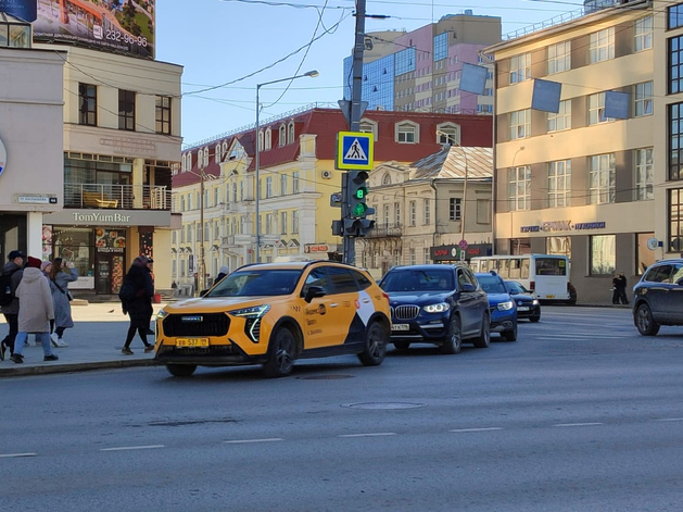 «Ломаются по три раза в год». Свердловские перевозчики не хотят ездить на российских авто