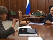 «Нижегородские птички». Президенту РФ подарили сувениры из Семенова
