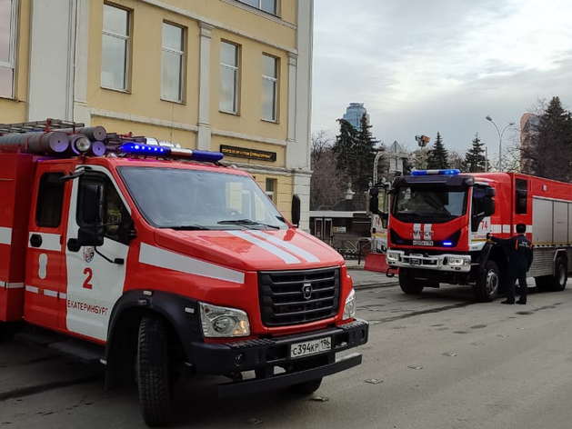 Дым был виден за много километров. В Екатеринбурге горел торговый центр «Гринвич»