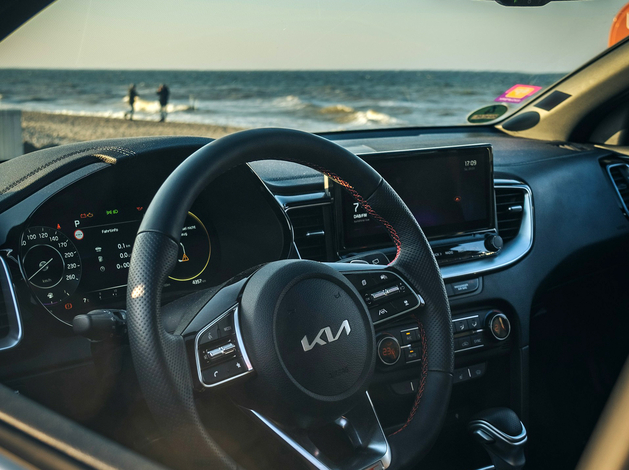 Корейский бренд Kia заявил о намерении вновь продавать автомобили в России Корейский бренд Kia заявил о намерении вновь продавать автомобили в России