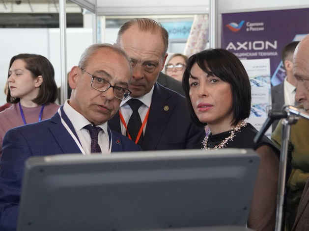 Слева направо: представитель Уральского приборостроительного завода, Сергей Пересторонин (глава Минпрома), Татьяна Савинова (глава Минздрава)