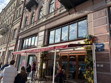 «Мама на даче» проигнорировал просьбы Смольного не ставить летники на Невском 
