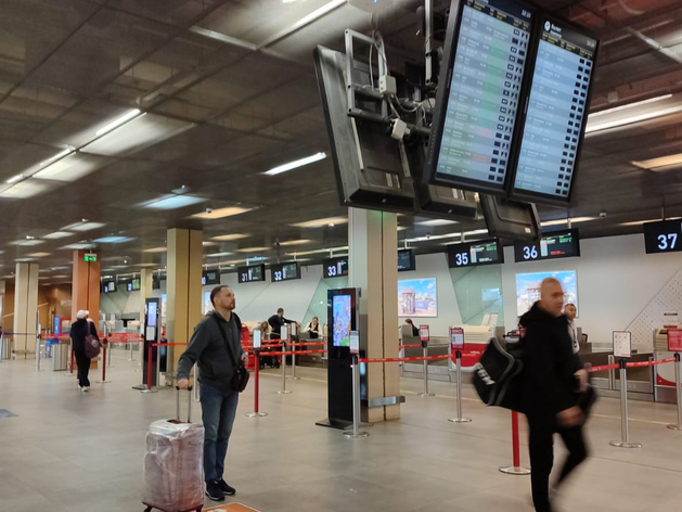 В Екатеринбурге задерживают и отменяют рейсы до Москвы. Что делать тем, кто не улетел?