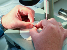 Инвестиции в золото: почему стоит обратить внимание на ломбарды 