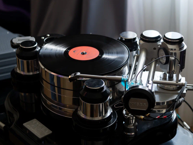 Российским меломанам и аудиофилам готовят «День винила и стриминга» Российским меломанам и аудиофилам готовят «День винила и стриминга»