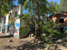 Развалины среди сосен: в Челябинске снесут опасные здания в городском бору
