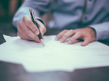 Петербуржец взыскал с автомагазина 600 тыс. рублей в суде за навязанные допуслуги