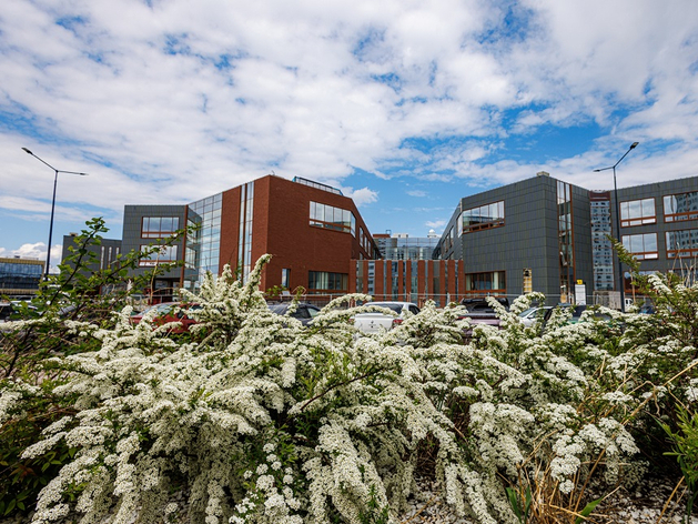 В строящихся корпусах второй очереди кампуса УрФУ завершен монтаж лифтов и подъемников