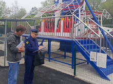 В Магнитогорске прокуратура выяснила, из-за чего люди застряли вниз головой на аттракционе