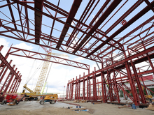 На стройплощадке производства поездов для ВСМ смонтированы 3,5 тыс. т металлоконструкций