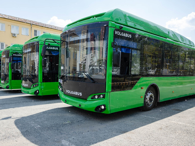 На улицы Екатеринбурга возвращаются «гармошки» — первые автобусы уже доставили в город