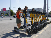 Ограничивать или запрещать? Что тюменские власти сделают с электросамокатами