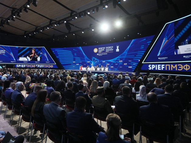 Нужно ли менять модель экономики РФ или все и так работает? Три позиции экономистов