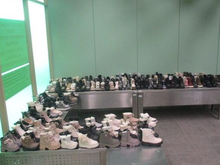 Гражданин Китая прилетел на Урал со 190 ботинками на правую ногу, его задержали