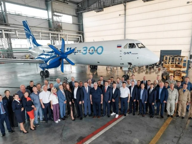 В Екатеринбурге самолет Ил-114-300 представили 14 потенциальным заказчикам В Екатеринбурге самолет Ил-114-300 представили 14 потенциальным заказчикам